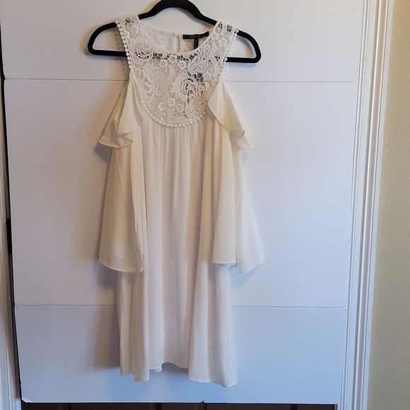 BCBGMaxAzria Dresses & Skirts - BCBG Maxazria Ivory Cold Shoulder Shift Dress, Chiffon Crinkled XS Knee Length